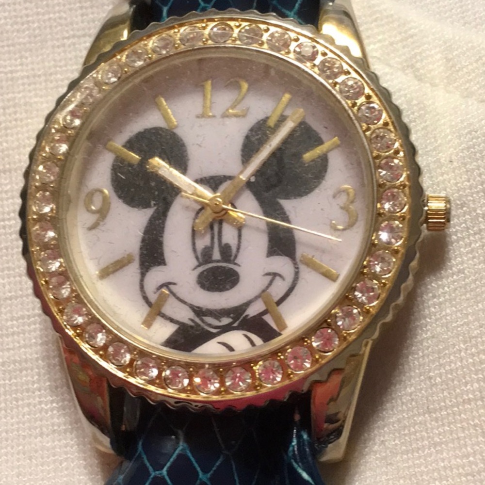 NWT, DISNEY,MICKEY MOUSE CONVERTIBLE WATCH WITH LOTS OF BAND. SEE PICTURES.